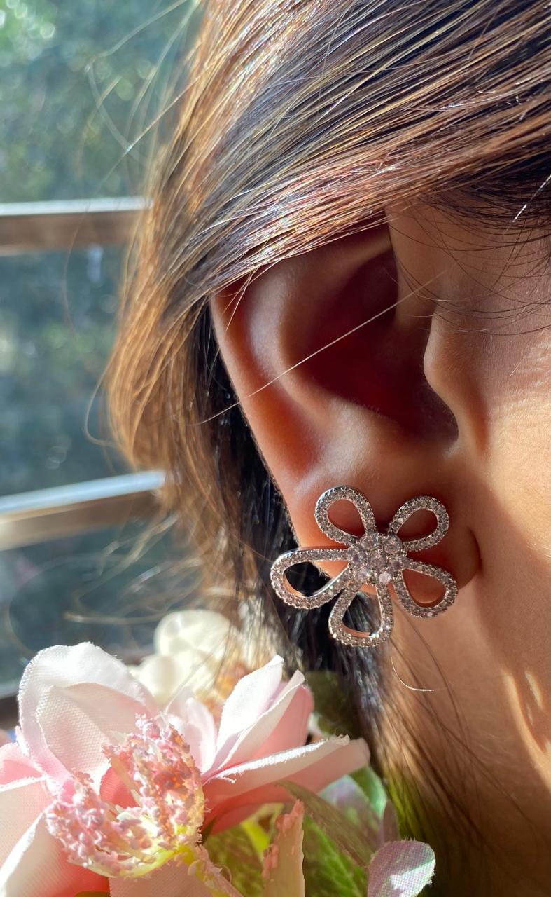 French diamond flowery stud earrings