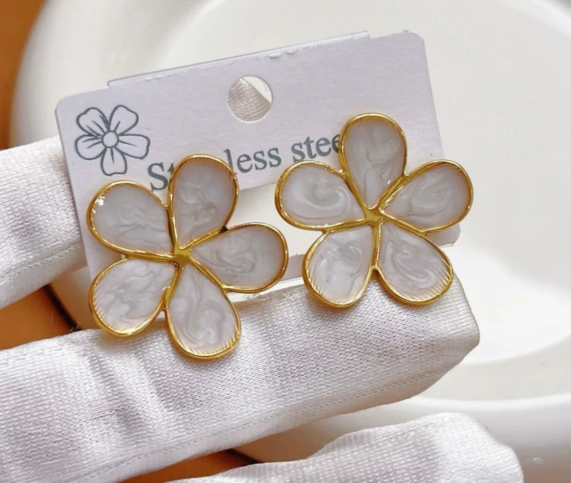 Cross border simple metal flower plum Blossom 🌸 earrings